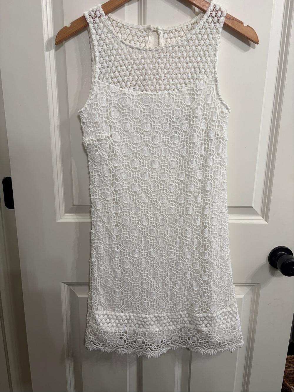 Like new White House Black Market sleeveless shift dress in white crochet lace.